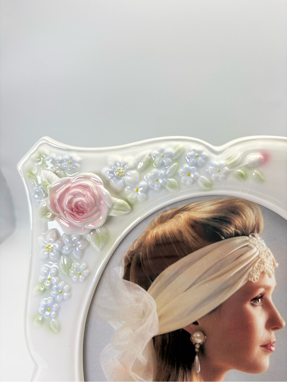 Gorgeous Vintage ELSA White Ceramic Picture Frame with Pink Rose Accents - 8x10 - Picture 10 of 13